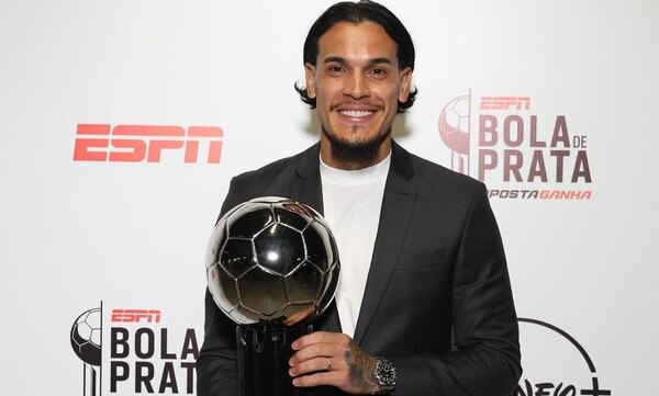 Versus / ¡Gustavo Gómez se convierte en leyenda en el fútbol de Brasil!