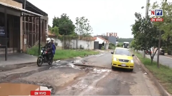 “El Paseo de los Baches”: Vecinos de Mariano Roque Alonso exigen reparación urgente de la avenida