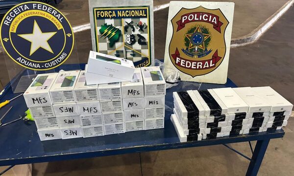 Policías encuentran celulares escondidos en una furgoneta con fondo falso