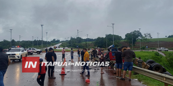 CAMIÓN GRANELERO VOLCÓ SOBRE LA RUTA PY07 EN MAYOR OTAÑO - Itapúa Noticias