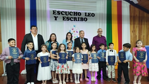 Niños del primer grado dan rienda suelta a su imaginación en un libro