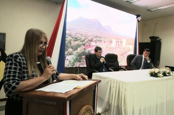 Ministros Santander y Ríos participaron de la presentación del informe de gestión anual de Paraguarí
