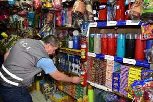 Desarrollan tareas preventivas en el Mercado 4 sobre venta de pirotecnia • RADIO NACIONAL