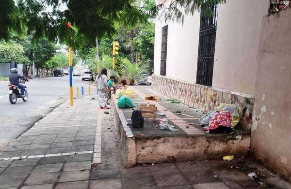 Niños indígenas mendigan en medio del peligro •