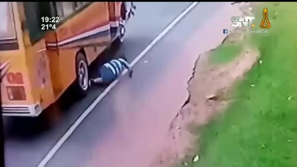 Joven se salvó de ser atropellado por un bus - SNT