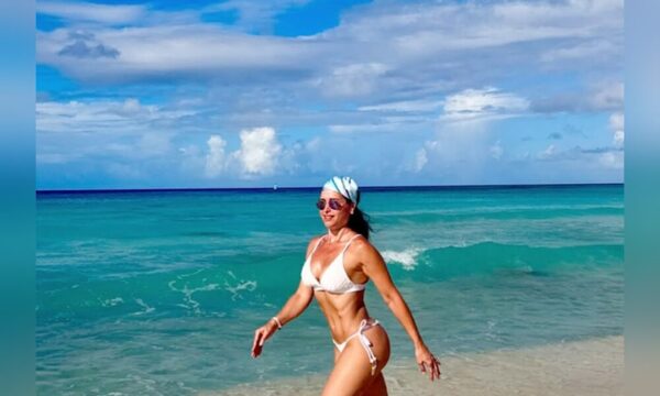 Viuda de Iván Almeida presumió cuerazo en Aruba a casi un año de su muerte