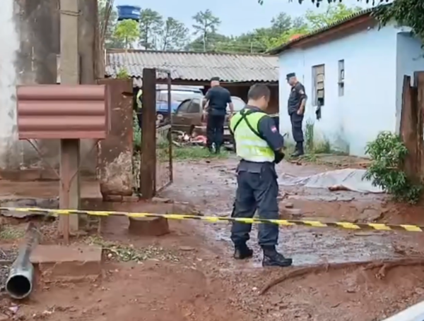 Una mujer de 19 años fue encontrada muerta en el patio de una casa - trece