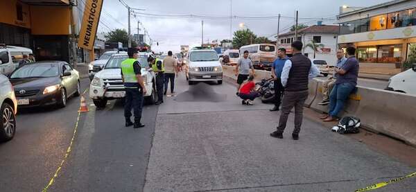 Accidente fatal: motociclista pierde la vida al ser arrollado por un camión en Fernando de la Mora - Policiales - ABC Color