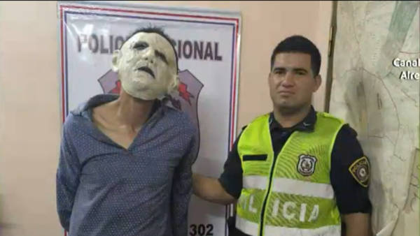 Se puso máscara de asesino serial, asustó en las calles y quiso robar una moto