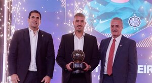 Versus / Olveira marca un hito en los premios del fútbol paraguayo