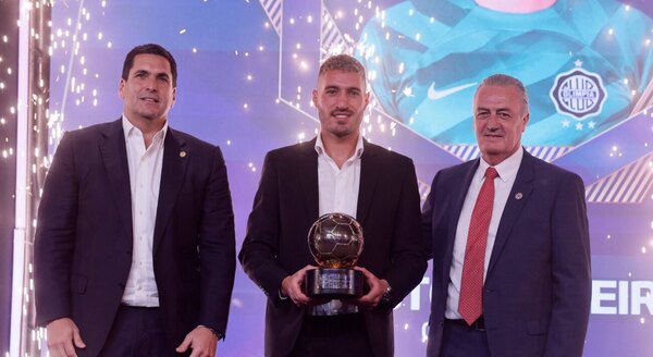 Versus / Olveira marca un hito en los premios del fútbol paraguayo