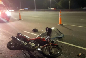 Motociclista pierde la vida tras ser embestido por un camión