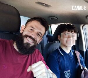 BOLT ASALTÓ CON MACHETE A SU PASAJERA, SUS FAMILIARES JUSTIFICAN QUE ES ADICTO