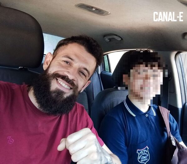 BOLT ASALTÓ CON MACHETE A SU PASAJERA, SUS FAMILIARES JUSTIFICAN QUE ES ADICTO