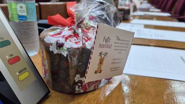 ¿Papá Noel en el Congreso? Diputado Jatar regaló pan dulce a sus colegas