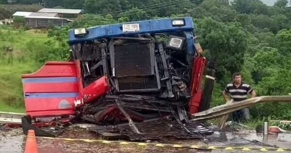 Diario HOY | Camión sufre aparatoso vuelco al costado de la ruta en Mayor Otaño