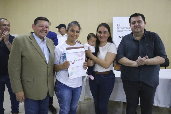 Otras 180 familias campesinas de Arroyito recibieron títulos de propiedad - .::Agencia IP::.