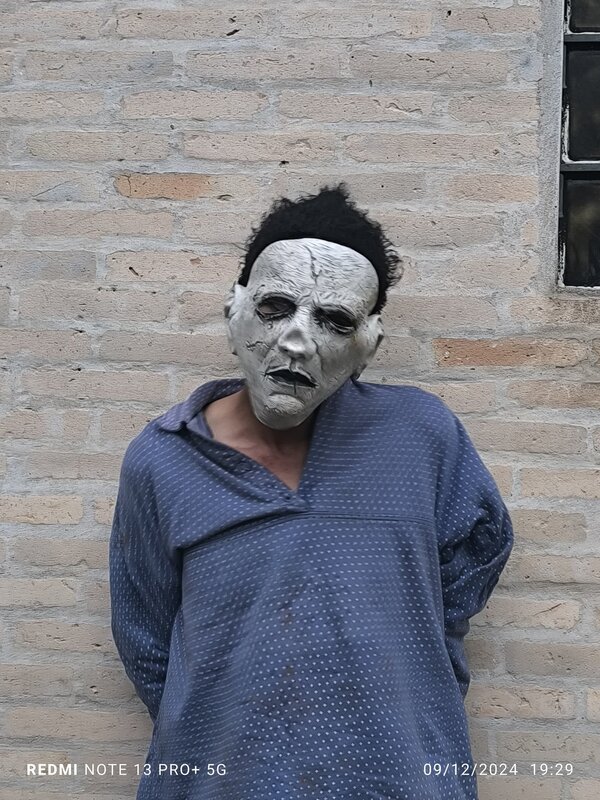 Capturan a hombre que intentó robar una moto, disfrazado de Michael Myers - trece