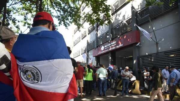Jubilados y asegurados del IPS reclaman a Fiscalía el "blindaje" al ex titular Vicente Bataglia