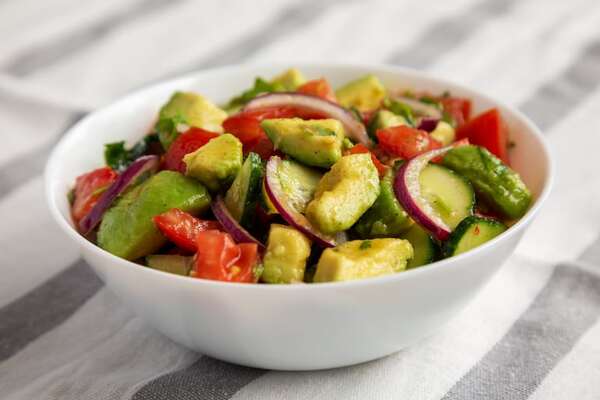 Prepará esta sencilla ensalada de aguacate, una guarnición fresca para la cena de Navidad - Gastronomía - ABC Color