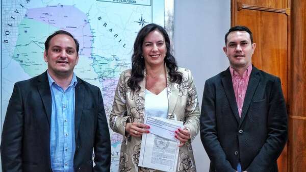 Con la presencia de parlamentarios cartistas, ministra de Obras adjudica obra vial en Itapúa - - ABC Color