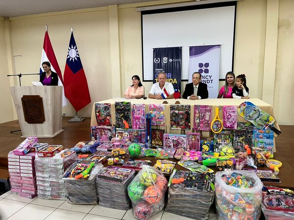 Consulado de Taiwán dona juguetes a la Gobernación de Itapúa - La Clave