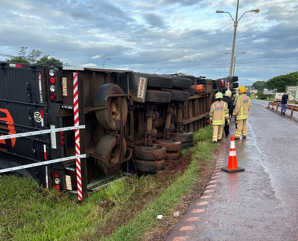 Pista mojada causa aparatoso vuelco de camión en la Ruta PY02 - ADN Digital
