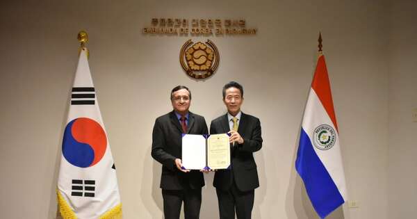 La Nación / Embajada coreana distinguió al titular de Academia de Historia