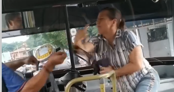 MUJER VIOLENTA ARROJÓ EL CELULAR DE UN CHOFER DE COLECTIVO