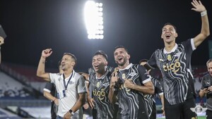 Demonio Bareiro levantó su copa 13 con Libertad y se va por la puerta de Campeón