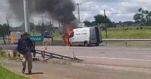 La Nación / Móvil de traslado de reos se incendió en la zona de Pedrozo