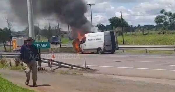 La Nación / Móvil de traslado de reos se incendió en la zona de Pedrozo
