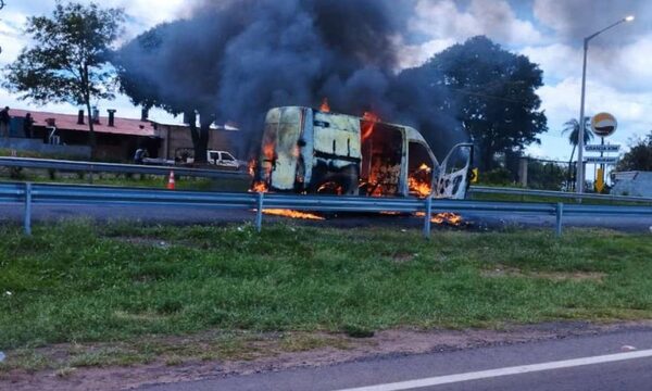 Móvil que trasladaba presos se incendió en plena ruta