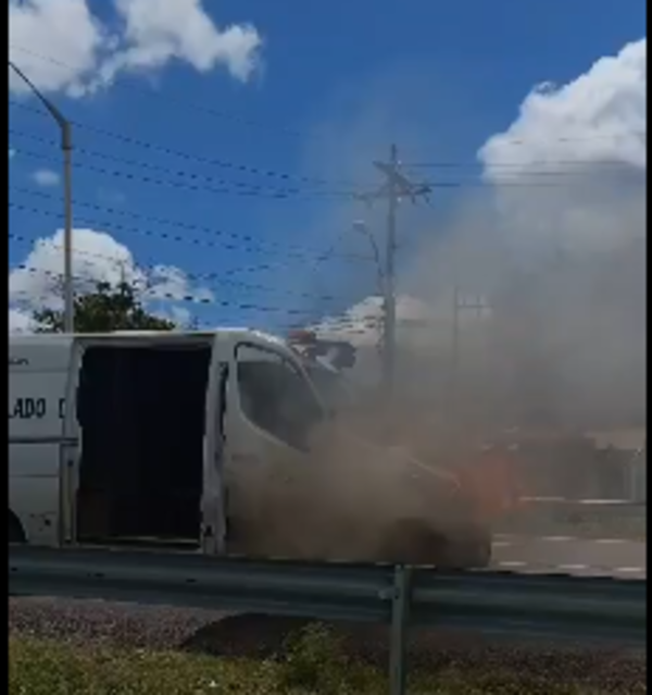 Móvil de traslado de internos sufrió un incendio sobre la Ruta PY02 - 1000 Noticias