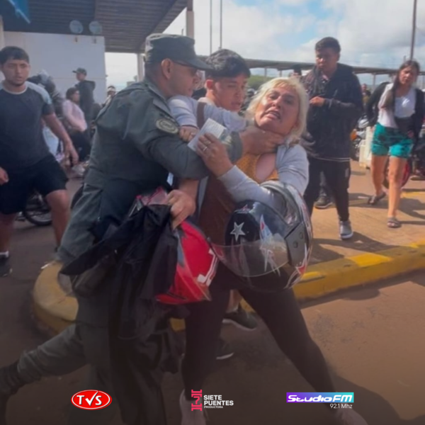 TENSIÓN EN EL PUENTE POSADAS-ENCARNACIÓN: DETIENEN A PARAGUAYO POR INTENTO DE ADELANTAMIENTO - TVS