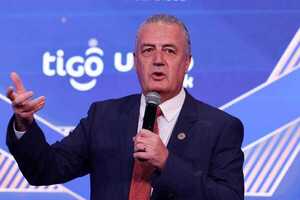 Gustavo Alfaro en la premiación de la APF: “Yo los invito a ser parte de la Selección, no los obligo a venir de acá” - Unicanal