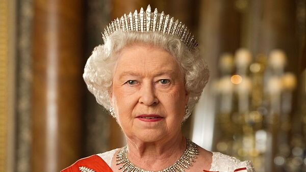 Isabel II practicaba con la corona a la hora del baño, dice Carlos III