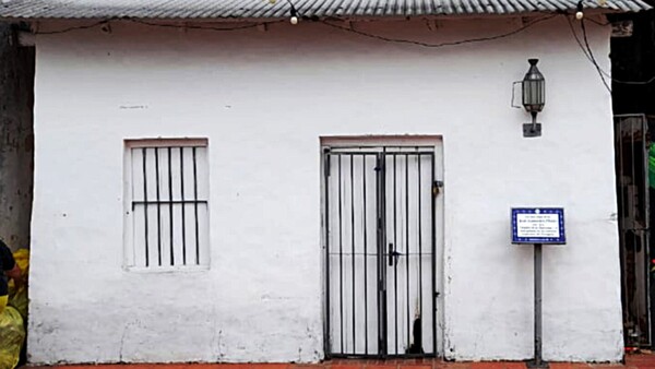 La casa de José A. Flores, en estado de abandono y olvido