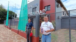 Hermano del intendente de Trinidad se encadena frente Municipalidad en reclamo de un local