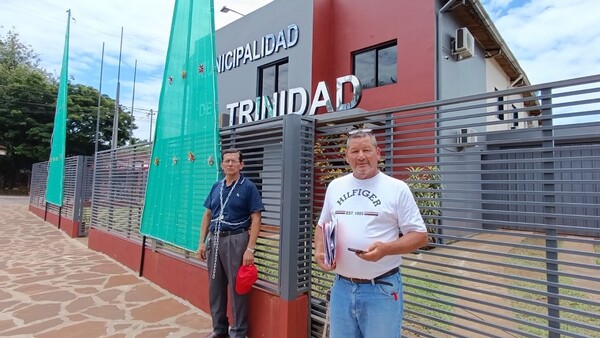 Hermano del intendente de Trinidad se encadena frente Municipalidad en reclamo de un local