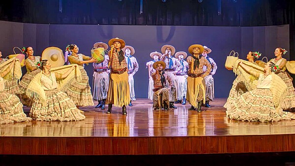 Música y danzas hermanan países