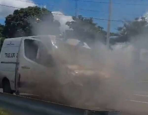 Video: vehículo que trasladaba a 13 reclusos se incendió sobre ruta PY02 - Policiales - ABC Color