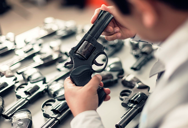 Portadores legales de armas deben hacer examen médico de salud física y psíquica