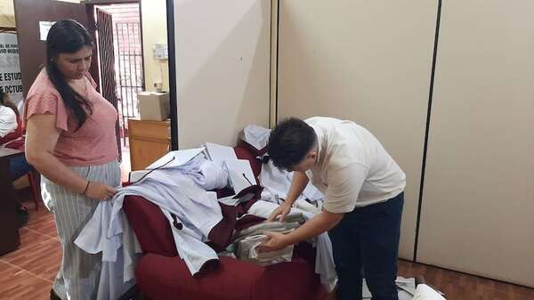 Quejas por entrega de togas en mal estado en el Centro Regional de Educación Saturio Ríos - Nacionales - ABC Color
