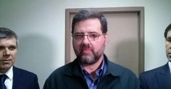 La Nación / Otorgan prisión domiciliaria al exministro del MEC, Luis Riart, condenado por lesión de confianza