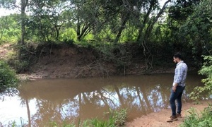 Pobladores de Pasito rechazaron vertido de desechos en su arroyo antes del río Tebicuarymí - OviedoPress