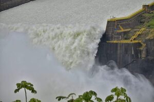 Itaipu controla crecida del río Paraná tras intensas lluvias