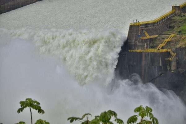 Itaipu controla crecida del río Paraná tras intensas lluvias