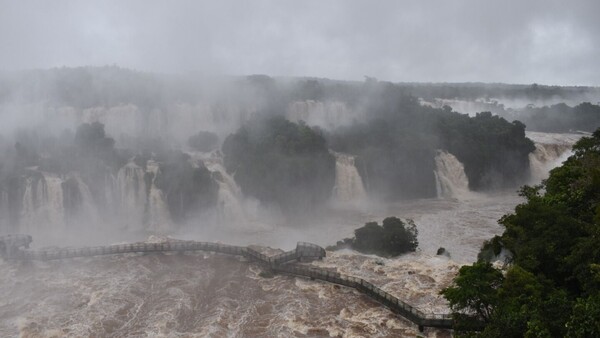 Cierran pasarela de las Cataratas del Yguazú por precaución, ante aumento de caudal