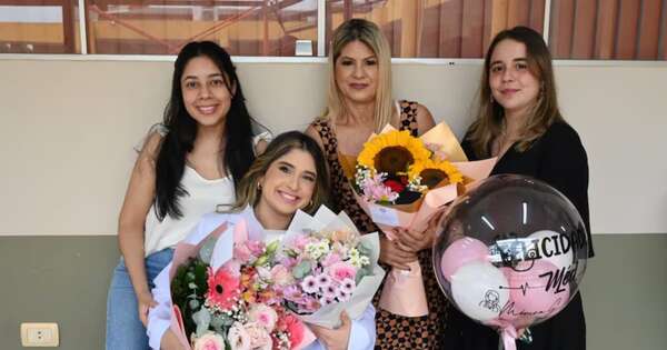 La Nación / Caaguaceña con impedimento de movilidad se recibió de médica